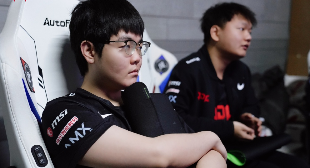 爱游戏手机版-反败为胜引发热议！，蒂姆在FPX比赛中重返赛场再创辉煌时刻-爱游戏手机版